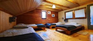 Ένα ή περισσότερα κρεβάτια σε δωμάτιο στο Domek Letniskowy Łętowo +111 φωτογραφίες