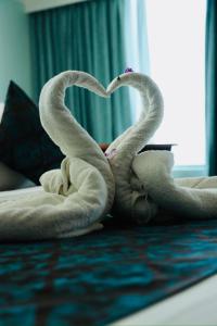 Ein Bett oder Betten in einem Zimmer der Unterkunft The Quilon Beach Hotel and Convention Center
