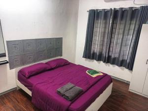 Postel nebo postele na pokoji v ubytování AYUHOMESTAY iii KUNDANG, GAMUDA GARDEN