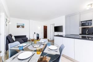 een keuken en woonkamer met een tafel en stoelen bij Côte et mer - BY BEDZY in Carvoeiro +12 foto's