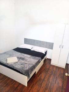 Postel nebo postele na pokoji v ubytování AYUHOMESTAY iii KUNDANG, GAMUDA GARDEN