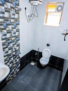 a bathroom with a toilet and a sink at Luxury Stay at Varca, Goa in Varca