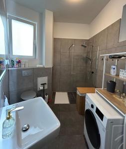 a bathroom with a sink and a shower at Außergewöhnliches BnbRetreat Schlossnähe, beliebte Restaurants in Schwetzingen