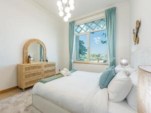 Un dormitorio con una cama blanca grande y una ventana en Beachfront Sea View 1BR-Jash Falqa- Palm Jumeirah, en Dubái 39 fotos más