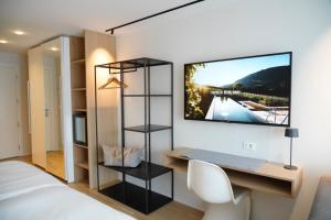 Televízia a/alebo spoločenská miestnosť v ubytovaní Design Hotel Tyrol