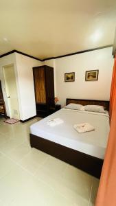 Un dormitorio con una cama grande en una habitación. en Residencia Lourdes, en Mactan