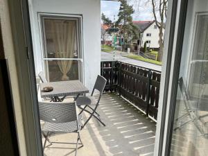 a patio with a table and chairs on a balcony at Ferienwohnung mit 4 Betten - Balkon - Küche in Fuldabrück