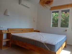 a bedroom with a bed and a window at Casa Mar y Villa in Moraira