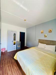 Una cama o camas en una habitación de Nid douillet