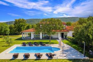 Πισίνα στο ή κοντά στο Villa Klara, beautiful and secluded villa close to the beach