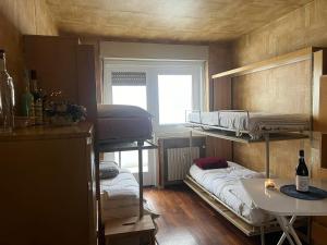 une chambre avec deux lits superposés et une fenêtre dans l'établissement carlotta&paola, à Borgata Sestriere