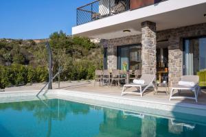 Piscina de la sau aproape de Villa Alba