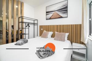 Giường trong phòng chung tại #304 - Albufeira Beach House by Home Holidays +27 ảnh