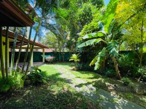 Κήπος έξω από το Peacock Paradise