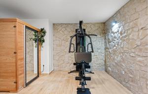 Spordikeskus ja/või sportimisvõimalused majutusasutuses Amazing Home In Vodice With Sauna