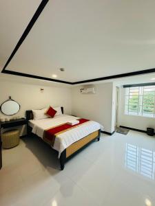 Un dormitorio con una cama grande en una habitación. en Cường Thịnh Hotel, en Ho Chi Minh