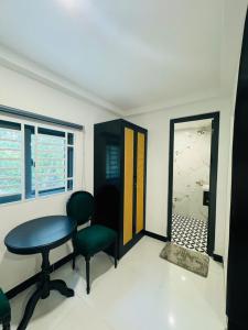 Habitación con mesa, sillas y puerta en Cường Thịnh Hotel, en Ho Chi Minh