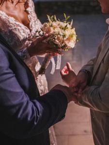 una sposa e uno sposo che si tengono per mano durante la cerimonia nuziale di Searocks Villas Exclusive Resort a Kalamáta Altre 87 foto