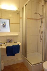 a bathroom with a shower and a sink at Bei de Wyk Ferienwohnung Bei de Wyk C20 in Wyk auf Föhr
