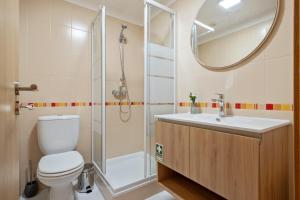 ein Badezimmer mit Toilette, Waschbecken und Dusche in der Unterkunft Refúgio Girassol in Caniço + 32 Fotos