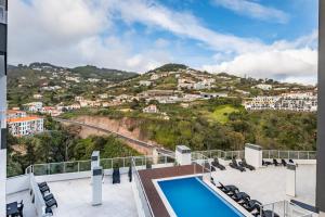 Blick vom Balkon einer Villa mit Swimmingpool in der Unterkunft Refúgio Girassol in Caniço