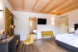 a hotel room with a bed and a desk and chairs at GUT LEBEN am Morstein in Westhofen