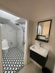 a bathroom with a sink and a toilet and a mirror at Cường Thịnh Hotel in Ho Chi Minh City