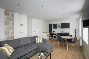 een woonkamer met een bank en een tafel en een keuken bij T3 Le Foudroyant in Brest