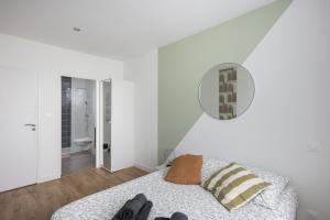 Een bed of bedden in een kamer bij T3 Le Foudroyant