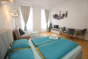a bedroom with a bed and a living room at Downtown Bliss Modern Retreat with FREE parking and FAST Internet 600 MBits in Vienna