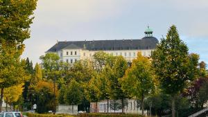 a large white building with a black roof at Ferienwohnung Joli- inklusive Parkplatz, Bettwäsche, Handtücher und WLAN in Weißenfels