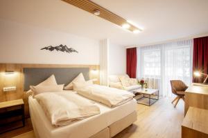 Postel nebo postele na pokoji v ubytování Yachthotel Chiemsee GmbH