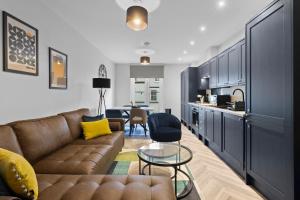 イーストボーンにあるGrande View 7のソファとテーブルのあるリビングルーム