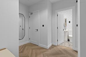 イーストボーンにあるGrande View 7の白いバスルーム(シャワー、鏡付) +23枚の写真