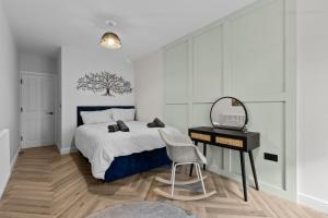 イーストボーンにあるGrande View 7のベッドと机と椅子のある寝室