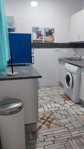 Un baño con inodoro y lavadora. en Apartamento Pacífico, en Chipiona