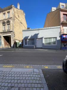 an empty street in front of a building at Balnéo et relaxation - 044 in Rouen