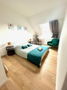 a bedroom with a bed with a blue blanket on it at Perle Marine Haussmannienne - Lumineux & Calme - Proche Gare & Plage in Dieppe