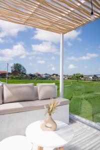 a living room with a couch and a table at Casa Yemi in Munggu