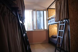 Letto o letti in una camera di Shkodra Hostel & Day Tours