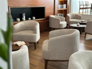 Area soggiorno di King Jason Paphos - Designed for Adults by Louis Hotels