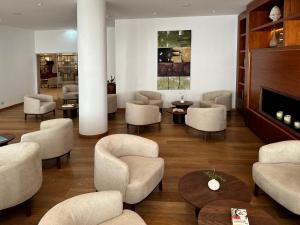 Area soggiorno di King Jason Paphos - Designed for Adults by Louis Hotels