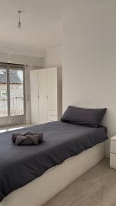 En eller flere senge i et værelse på Villa Artista simple