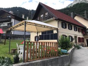 蓬泰巴Casa vacanze "Casa Morit"的一个带遮阳伞的门廊的房子