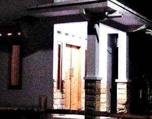 eine offene Tür eines Hauses in der Nacht in der Unterkunft Little bird lodge in Kuripan + 14 Fotos