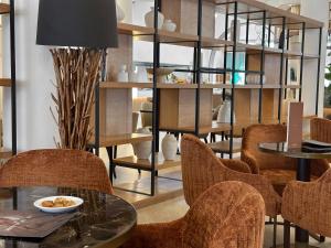 Area soggiorno di King Jason Paphos - Designed for Adults by Louis Hotels