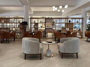 Area soggiorno di King Jason Paphos - Designed for Adults by Louis Hotels