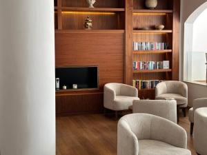 TV o dispositivi per l'intrattenimento presso King Jason Paphos - Designed for Adults by Louis Hotels