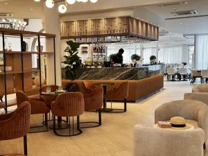 Area soggiorno di King Jason Paphos - Designed for Adults by Louis Hotels