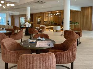 Area soggiorno di King Jason Paphos - Designed for Adults by Louis Hotels